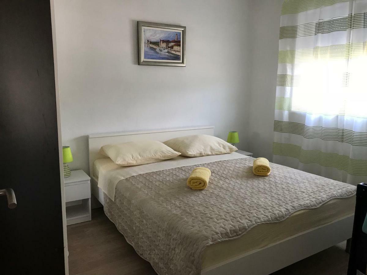 Apartman Mirjana With Terrace And Free Parking Donji Okrug (Ciovo) Exterior foto