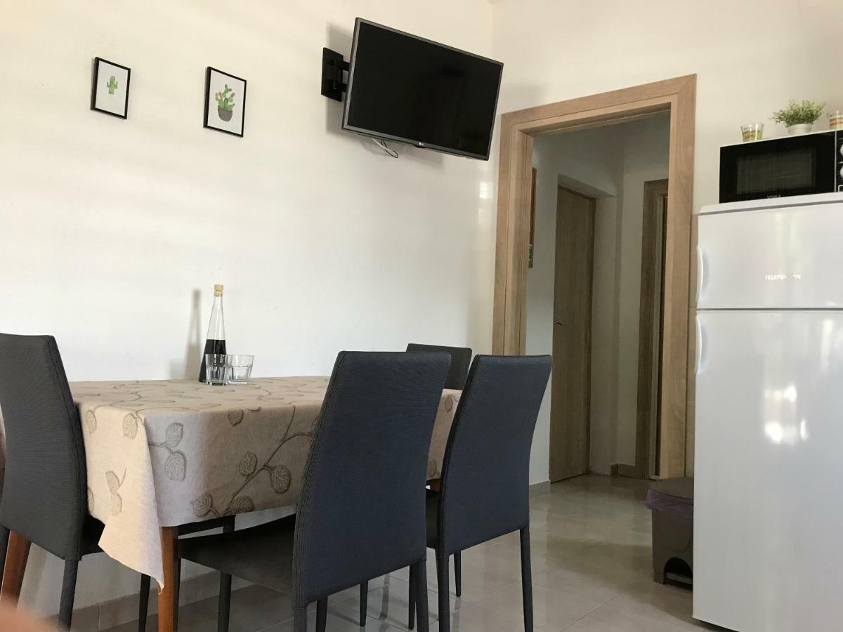 Apartman Mirjana With Terrace And Free Parking Donji Okrug (Ciovo) Exterior foto